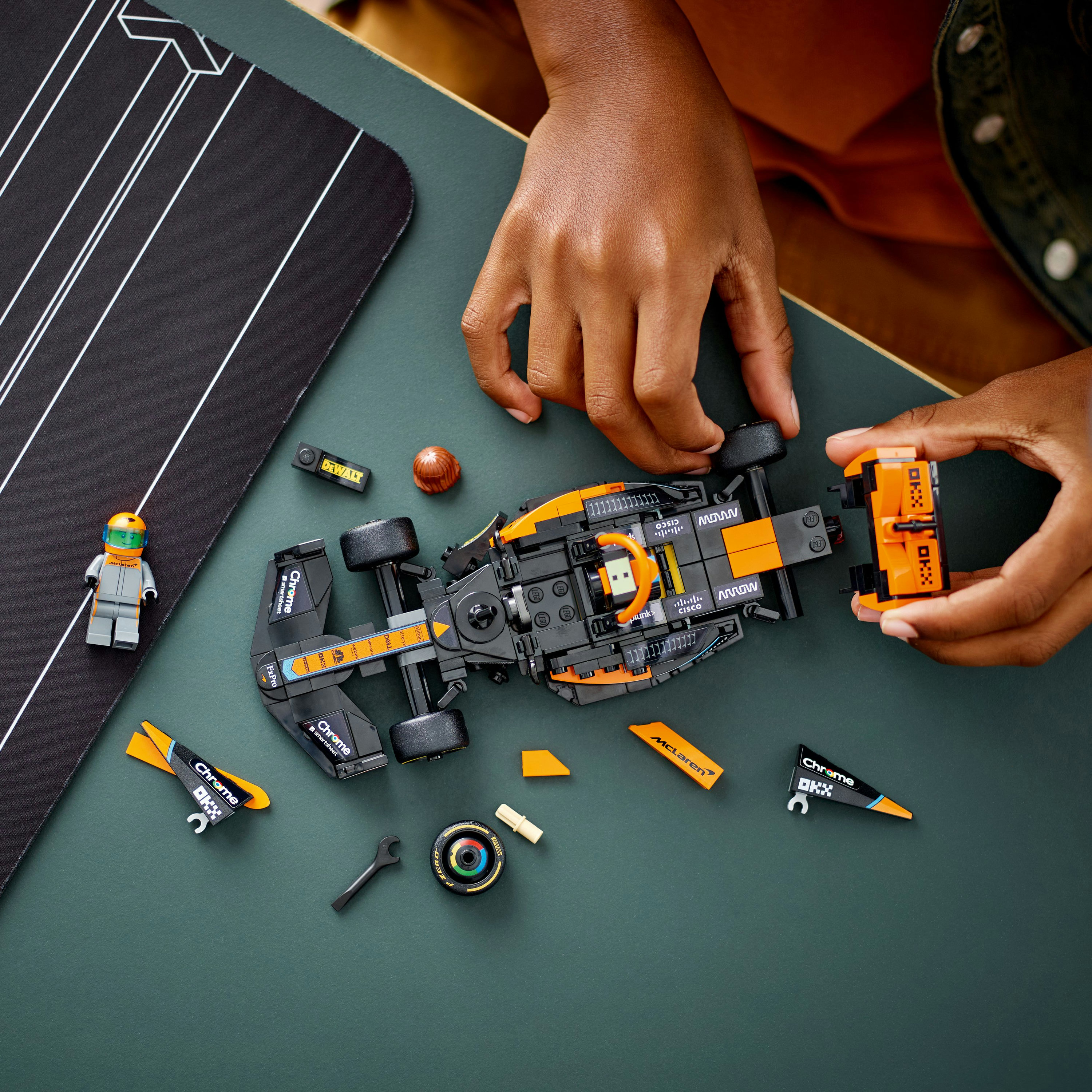 Конструктор LEGO Speed ​​Champions Автомобиль для гонки 2023 McLaren Formula 1, 245 деталей (76919) - фото 4