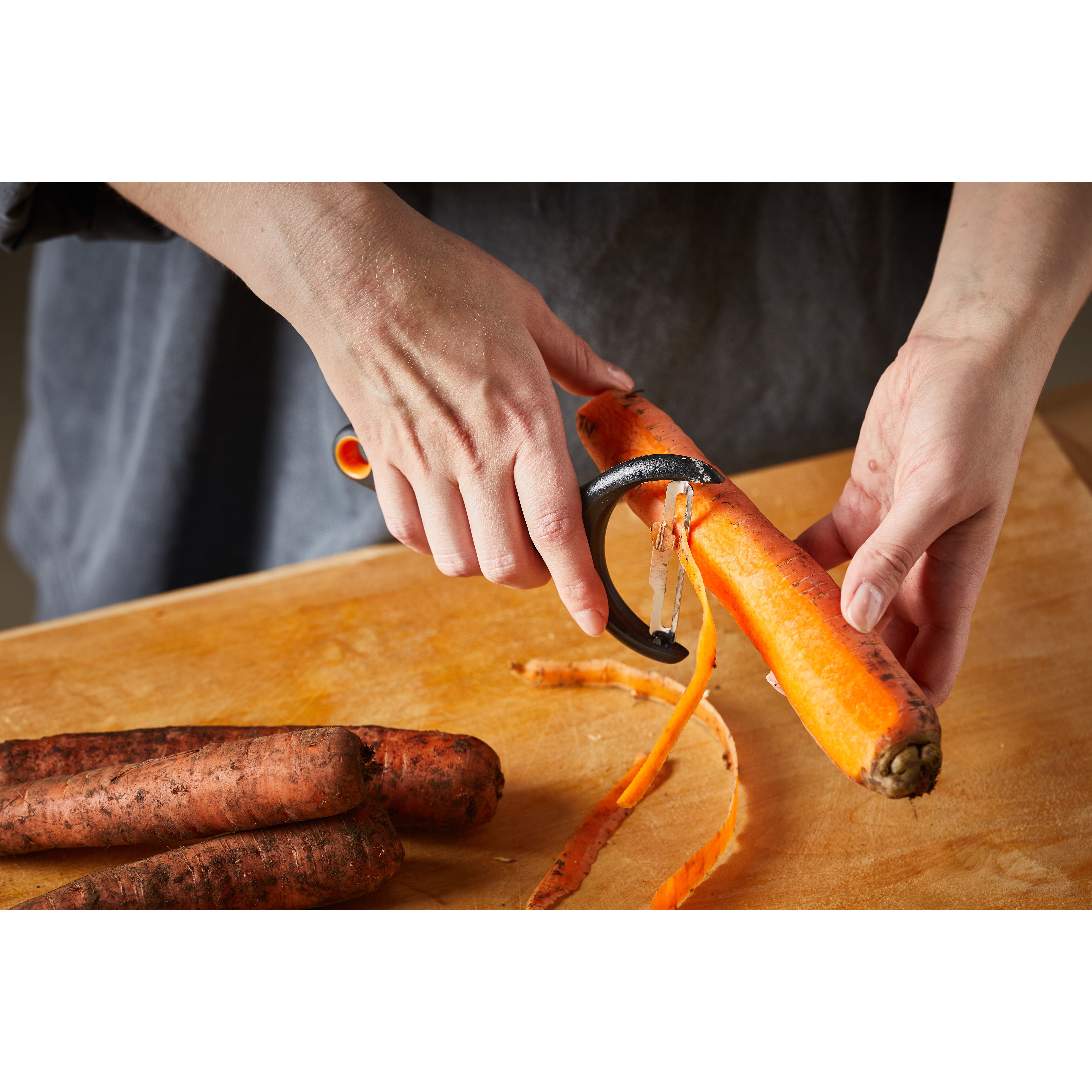Нож для чистки овощей Fiskars Form с подвижным поперечным лезвием (1016122) - фото 11