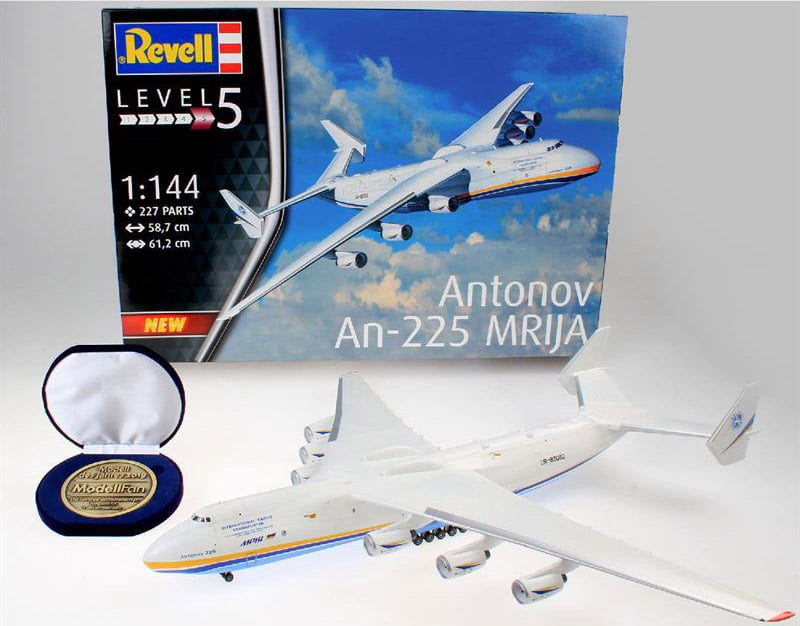 Сборная модель Revell Грузовой самолет Antonov АН-225 Мрия, уровень 5, масштаб 1:144, 203 детали (RVL-04958) - фото 3