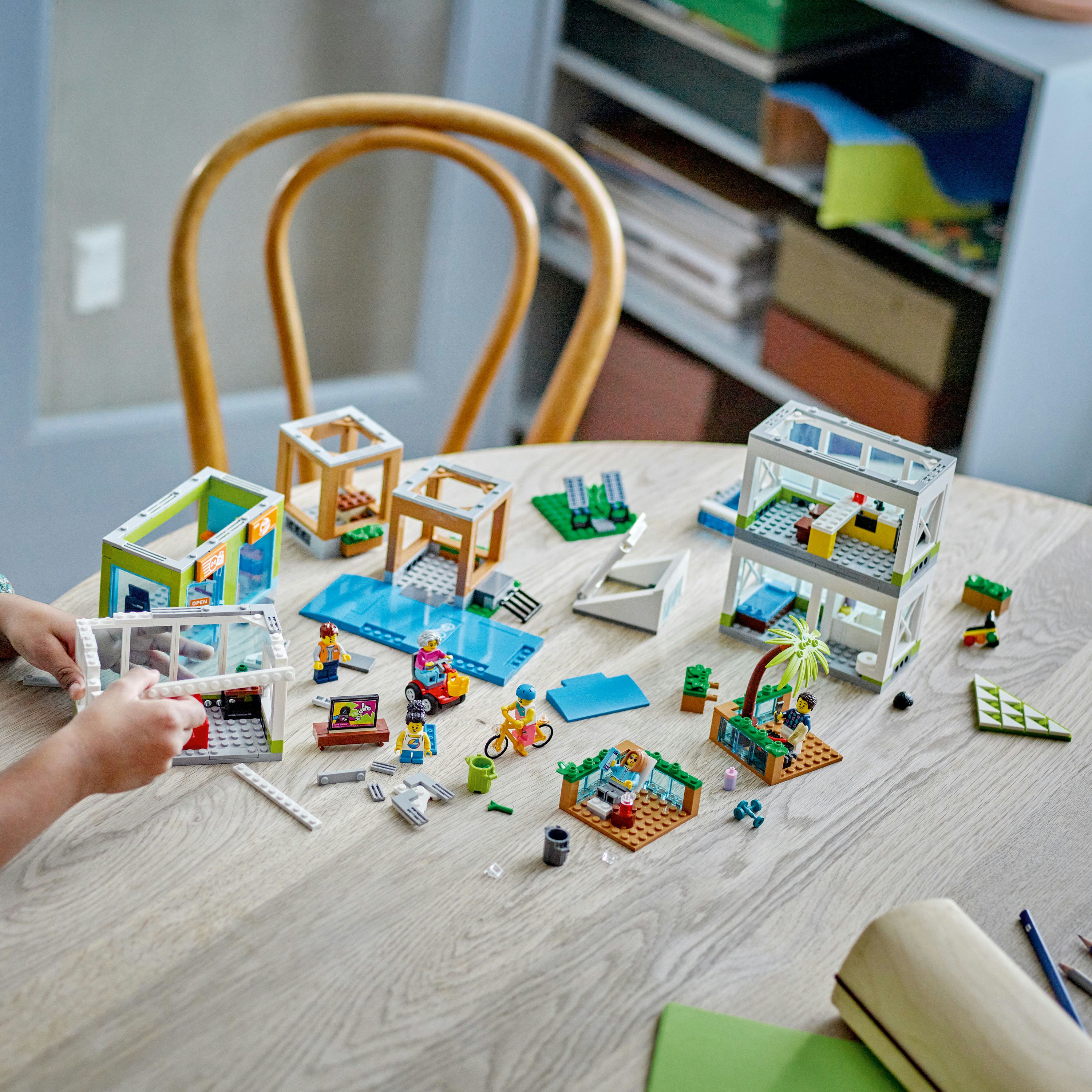 Конструктор LEGO City Многоквартирный дом, 688 деталей (60365) - фото 5