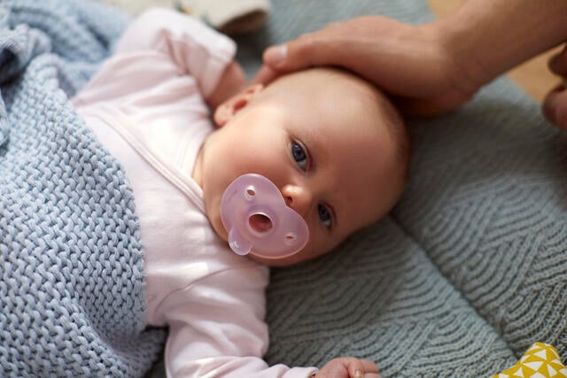 Пустышка силиконовая Philips Avent Soothie для новорожденных, 0-6 месяцев, розовый, 2 шт. (SCF099/22) - фото 7