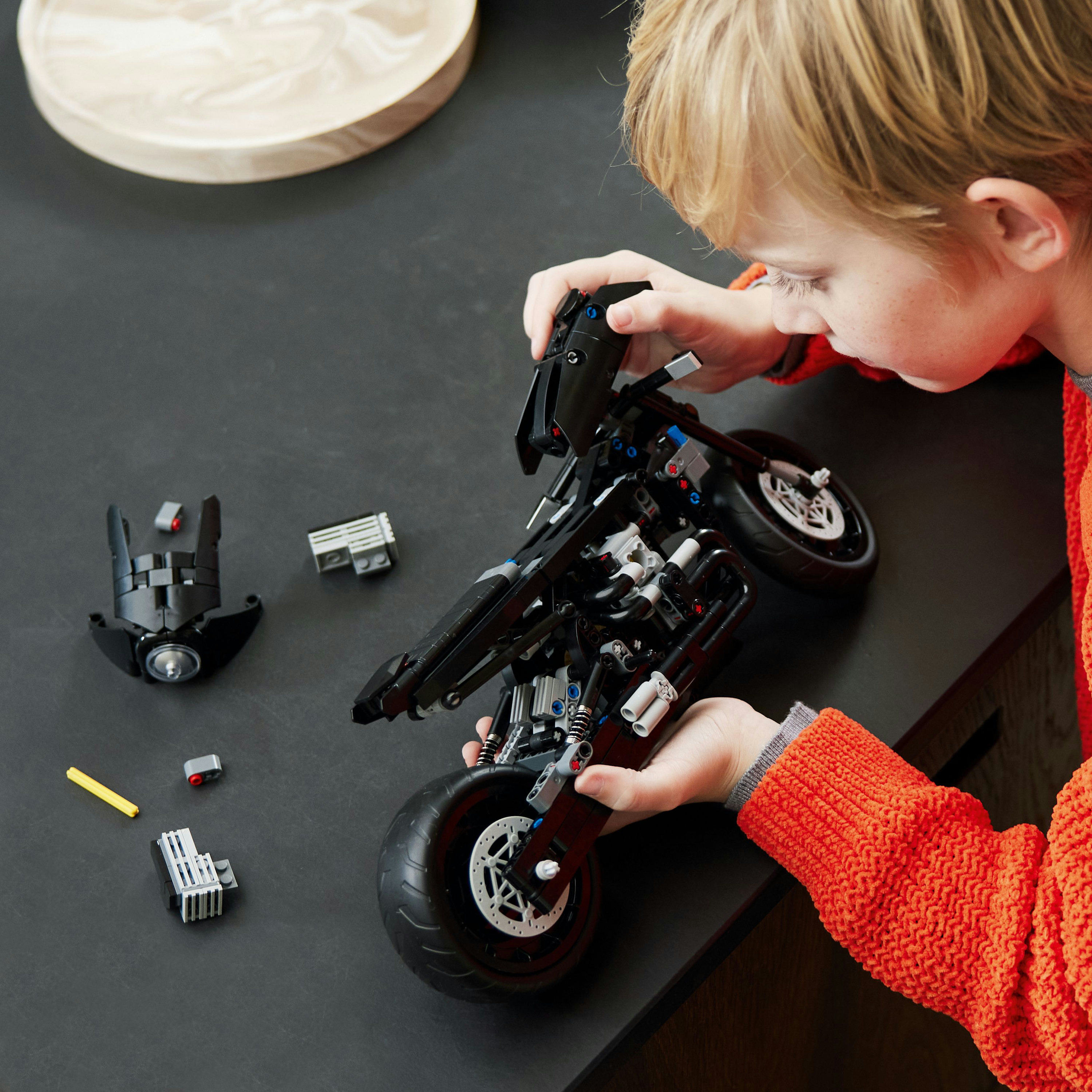 Конструктор LEGO Technic Бэтмен: Бэтцикл, 641 деталь (42155) - фото 3