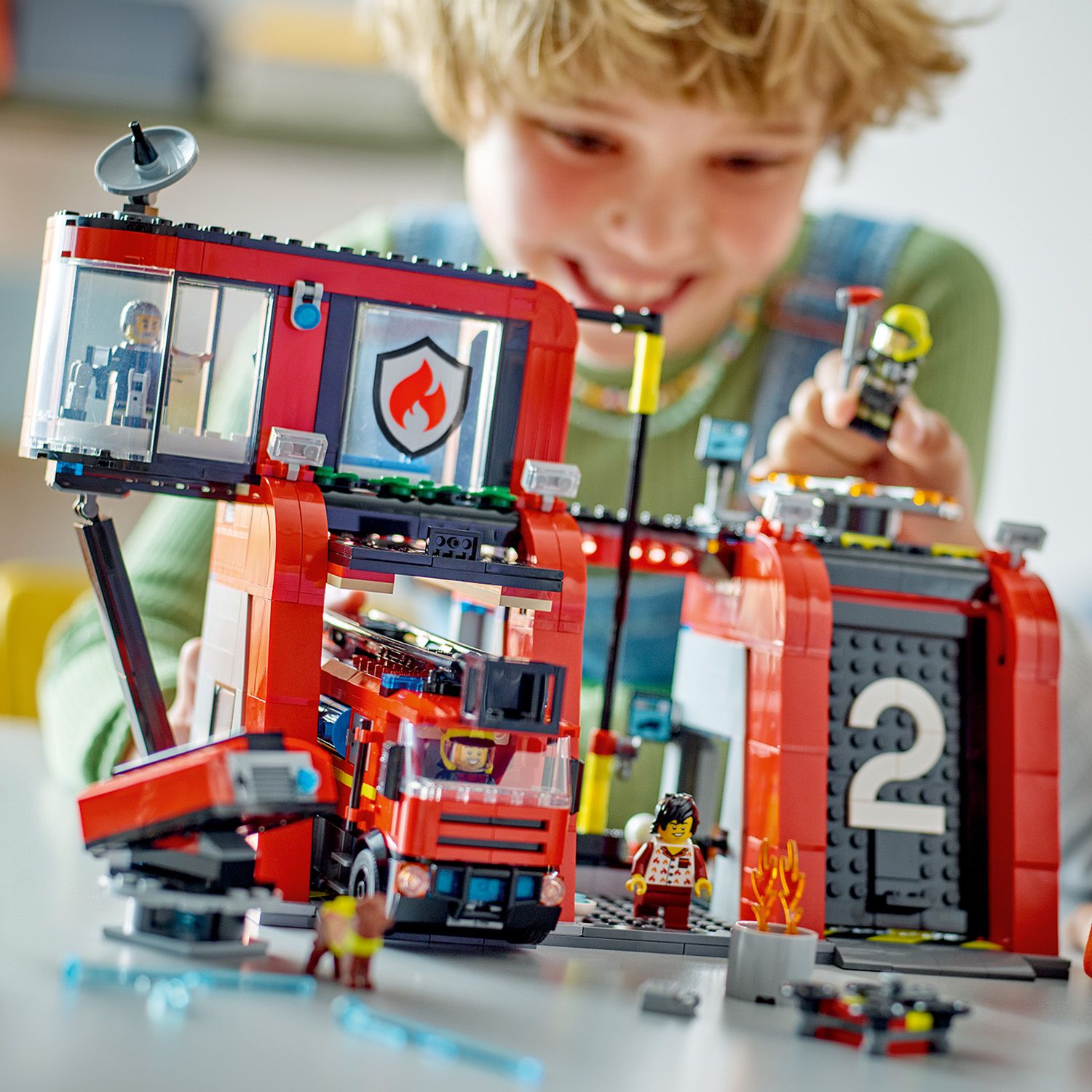 Конструктор LEGO City Пожежне депо з пожежною машиною 843 деталі (60414) - фото 3