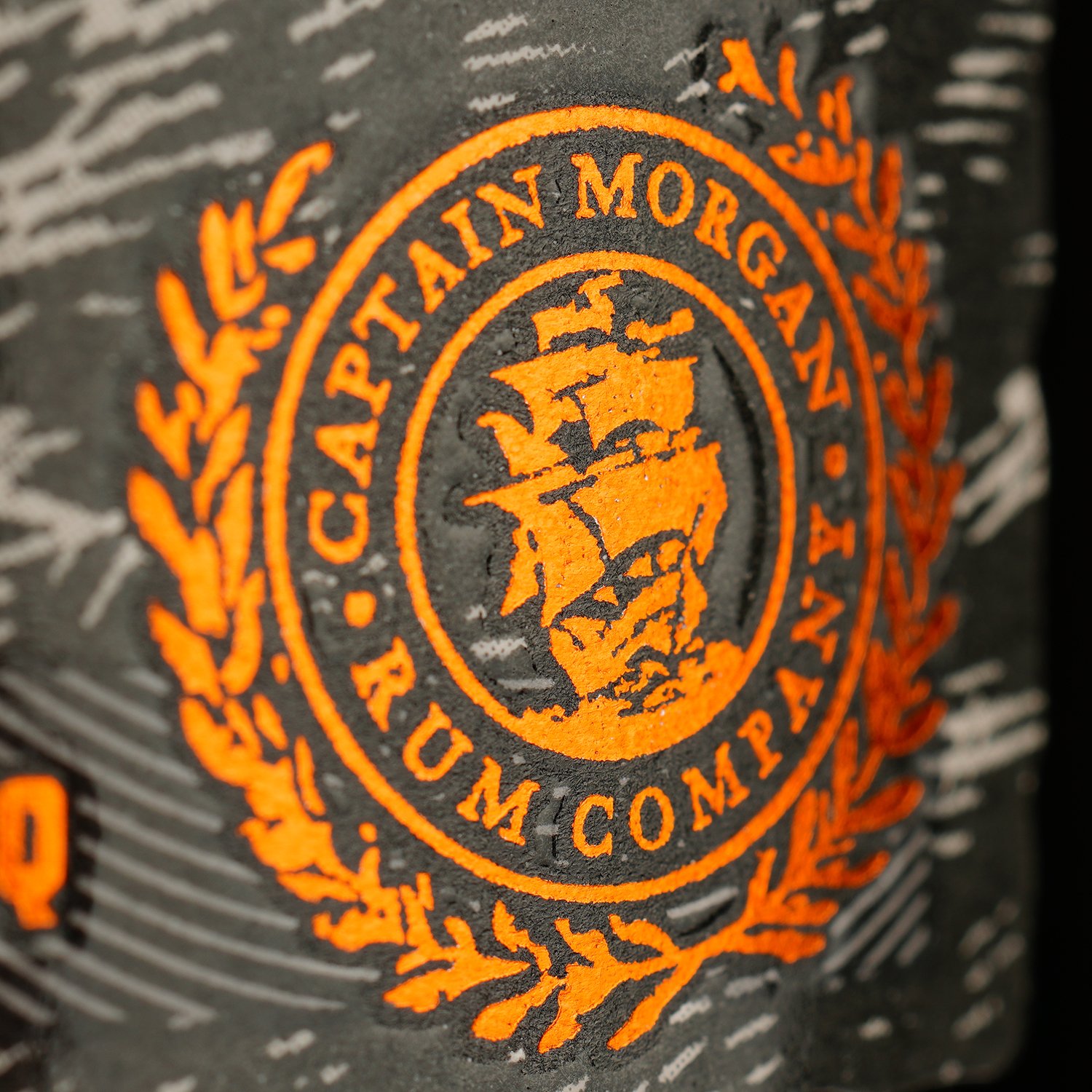 Ромовый напиток Captain Morgan Black Spiced, 40%, 1 л (830173) - фото 3