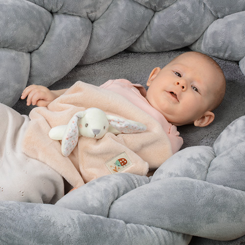 Іграшка-обіймашка BabyOno Веселий кролик з брязкальцем для малюків 25х25 см (2136278047) - фото 6