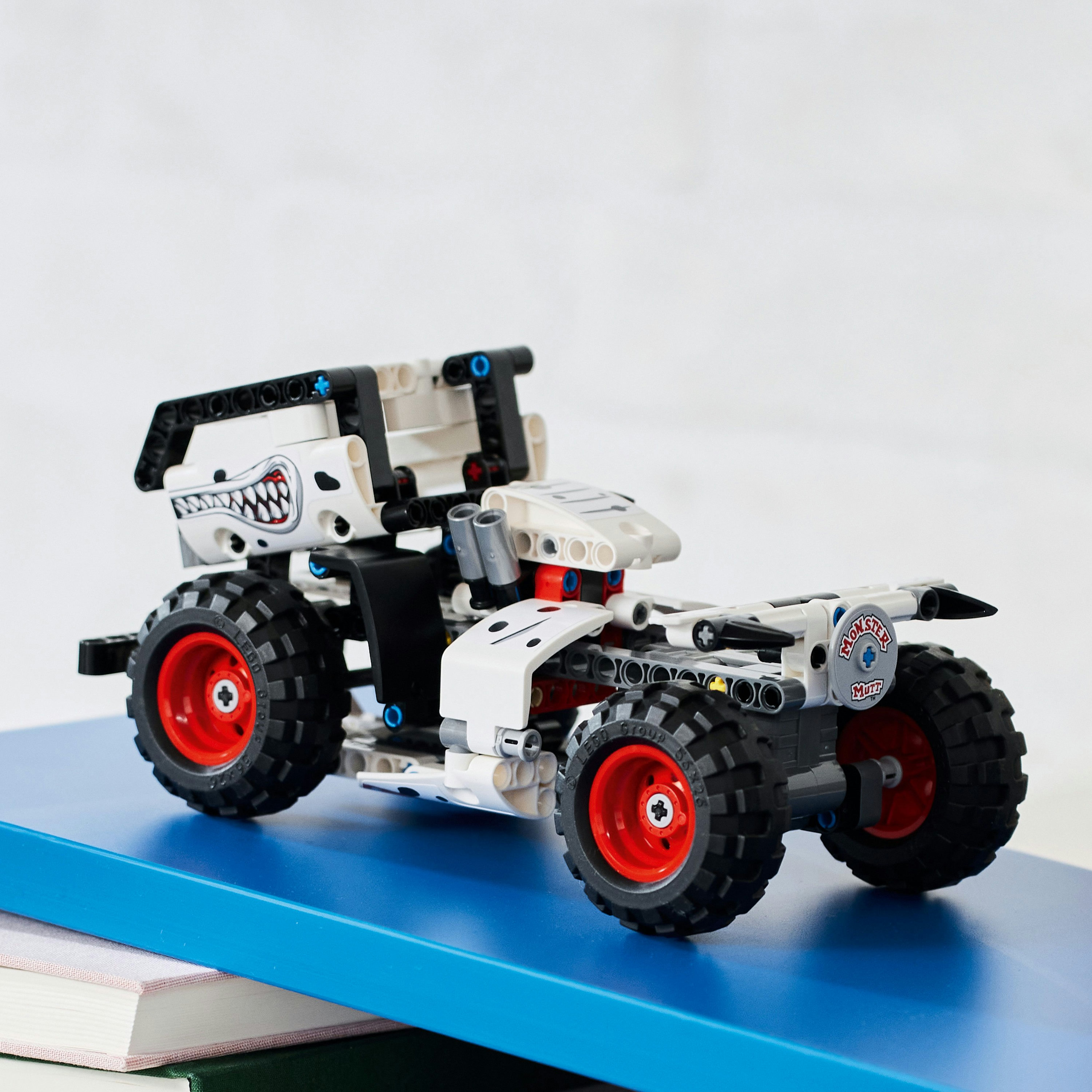 Конструктор LEGO Technic™ Monster Jam™ Monster Mutt™ Dalmatian, 244 детали (42150) - фото 5
