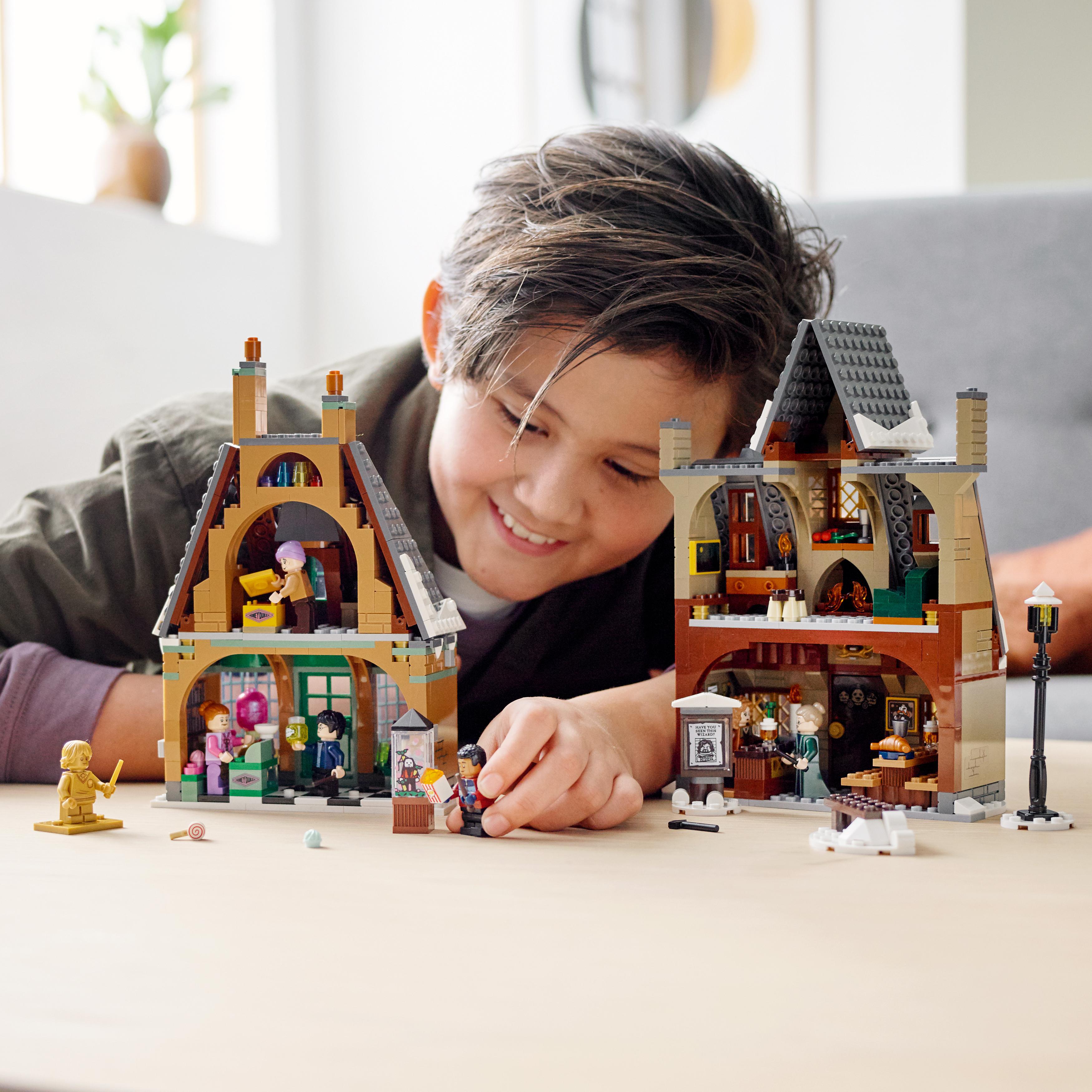 Конструктор LEGO Harry Potter Визит в деревню Хогсмид, 851 деталь (76388) - фото 3