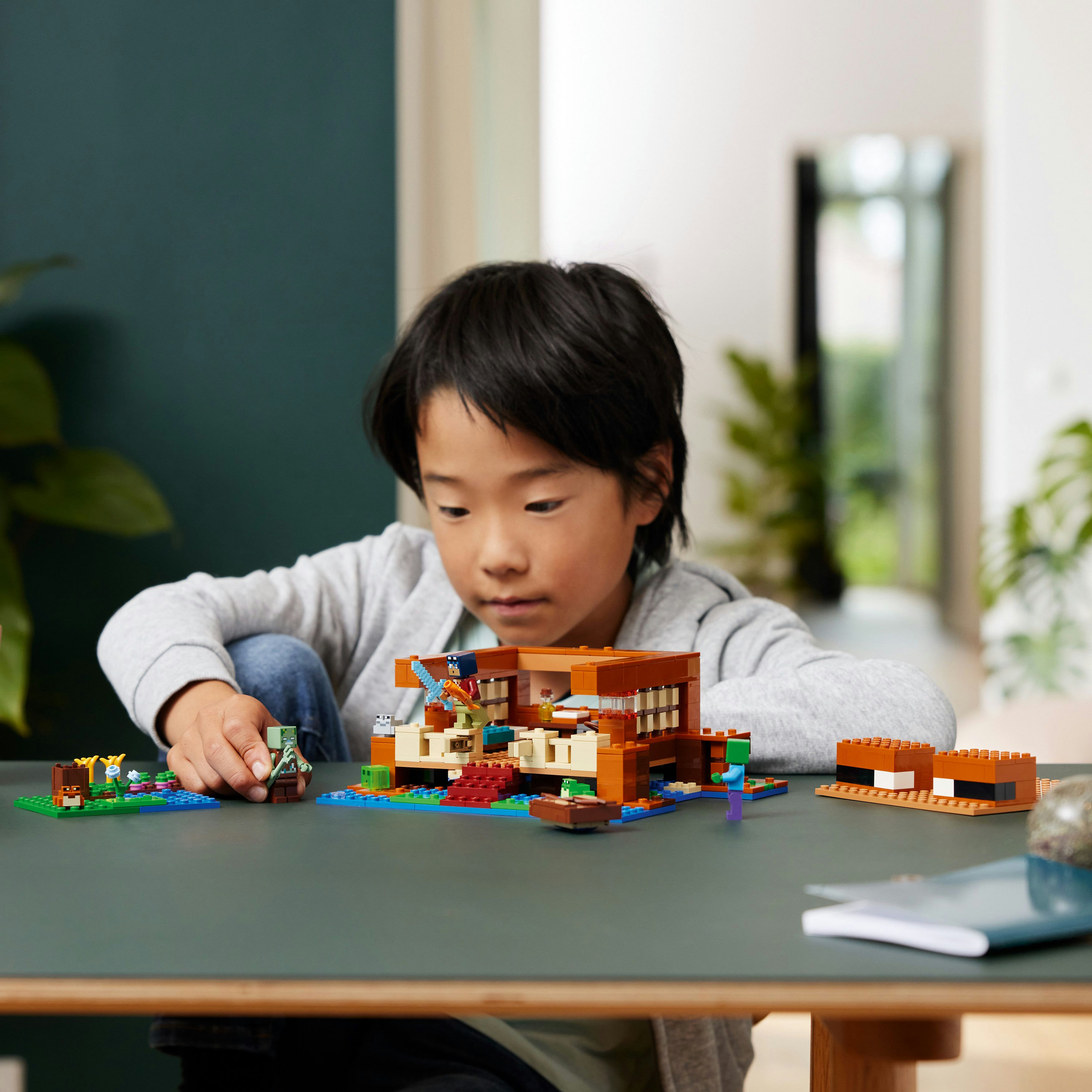 Конструктор LEGO Minecraft Дом в форме лягушки 400 детали (21256) - фото 4