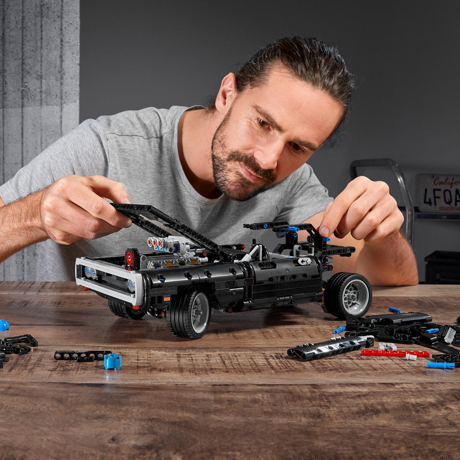 Конструктор LEGO Technic Dodge Charger Доминика Торетто, 1077 деталей (42111) - фото 9