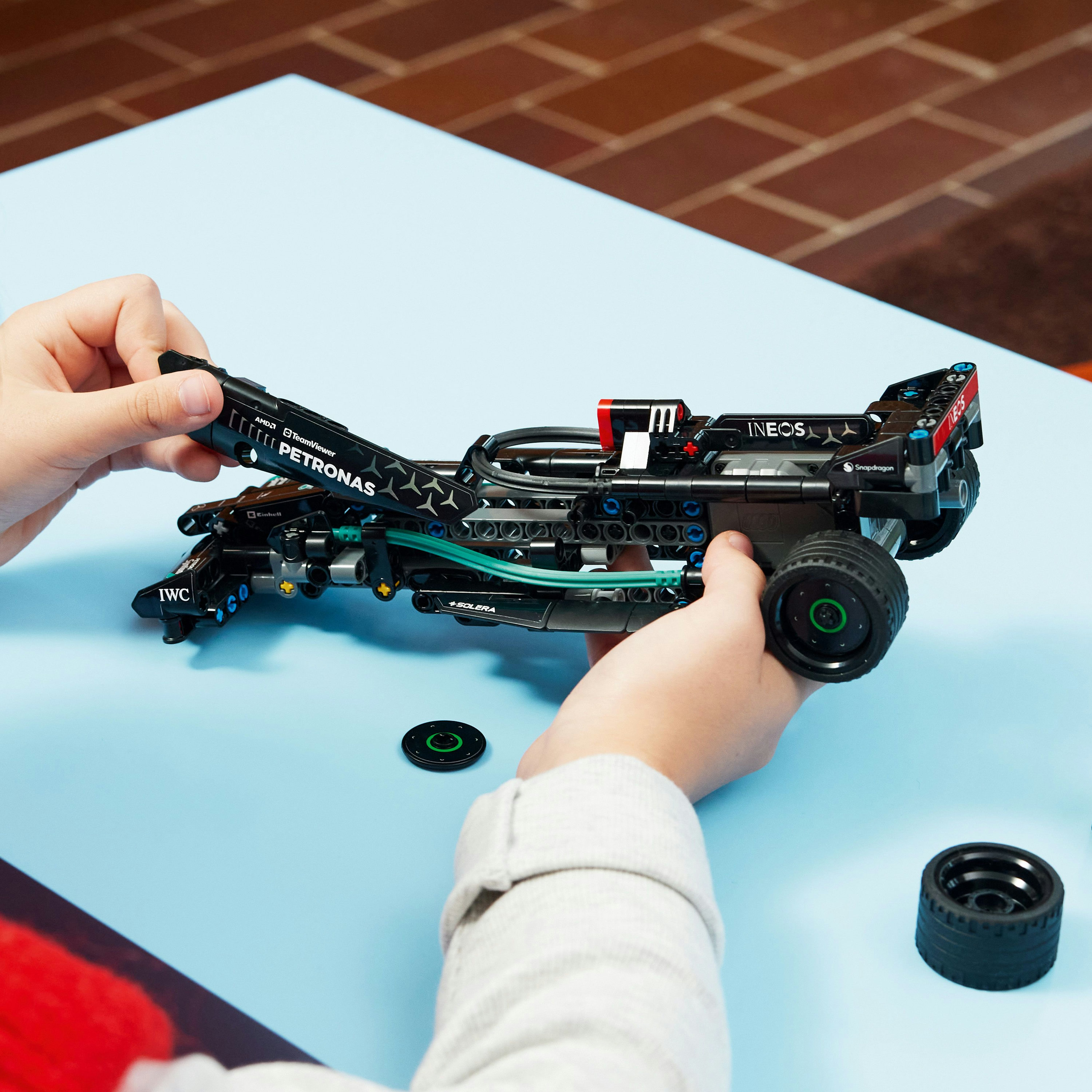 Конструктор LEGO Technic Mercedes-AMG F1 W14 E Performance Pull-Back 240 деталей (42165) - фото 3