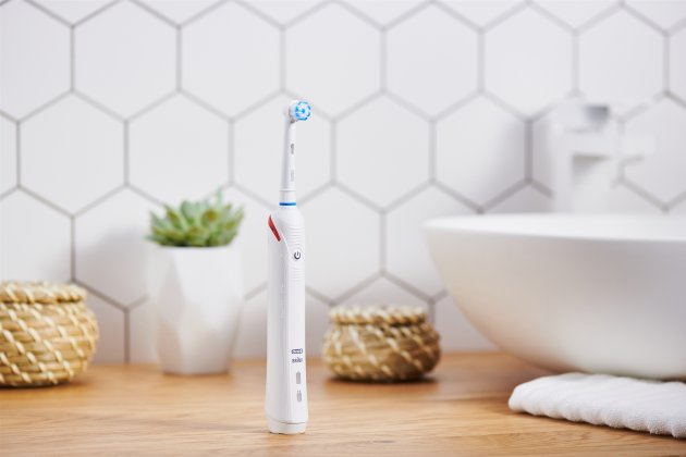 Електрична зубна щітка Oral-B Pro2 Sensi Ultrathin White - фото 9