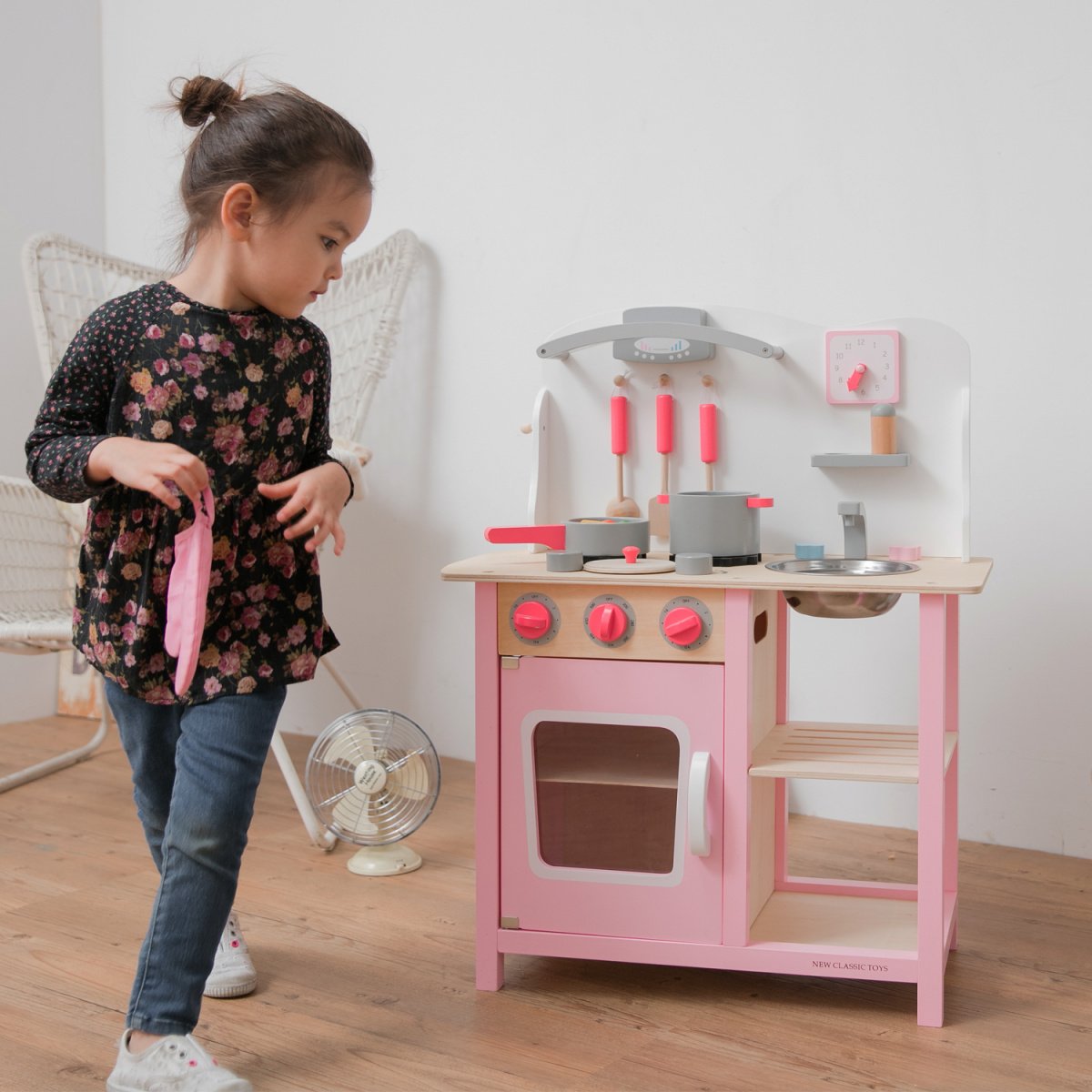Игрушечная кухня New Classic Toys Bon Appetit, розовый (11054) - фото 2