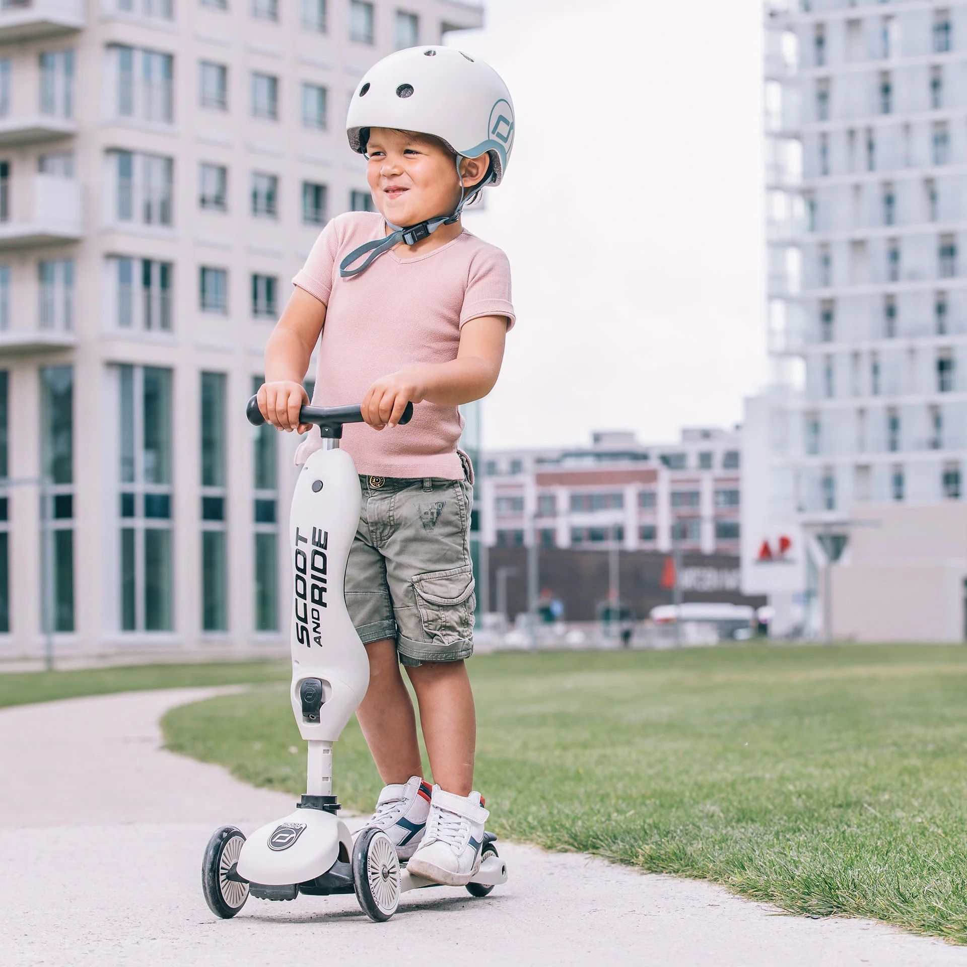 Шлем защитный детский Scoot and Ride с фонариком 45-51 см светло-серый (SR-181206-ASH) - фото 6