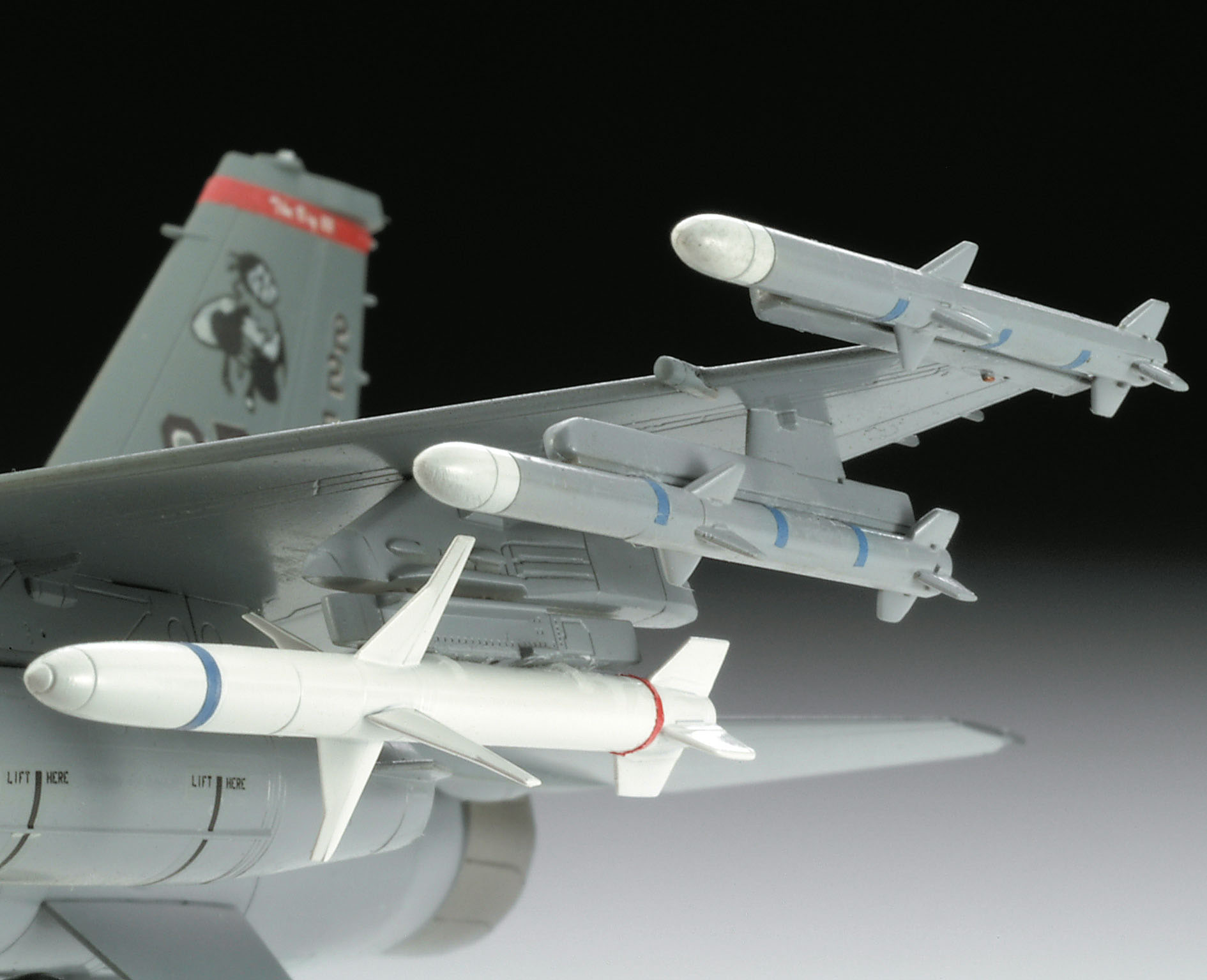 Сборная модель Revell набор к 75-й годовщине US Air Force 3 самолета масштаб 1:72, 250 деталей (RVL-05670) - фото 15