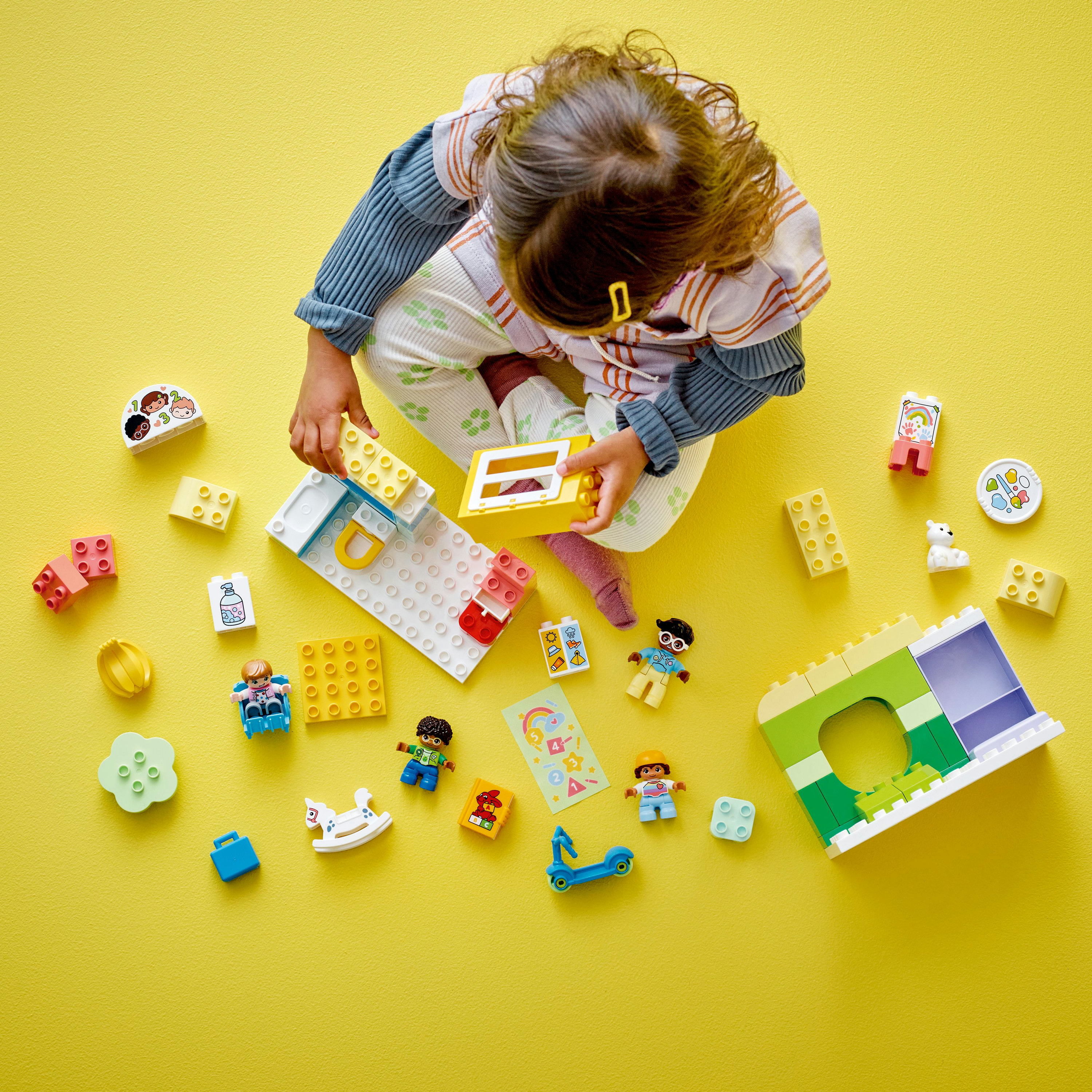 Конструктор LEGO DUPLO Будни в детском саду, 67 деталей (10992) - фото 3