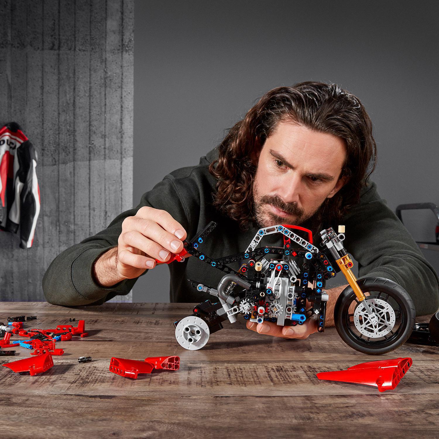 Конструктор LEGO Technic Ducati Panigale V4 R, 646 деталей (42107) - фото 12