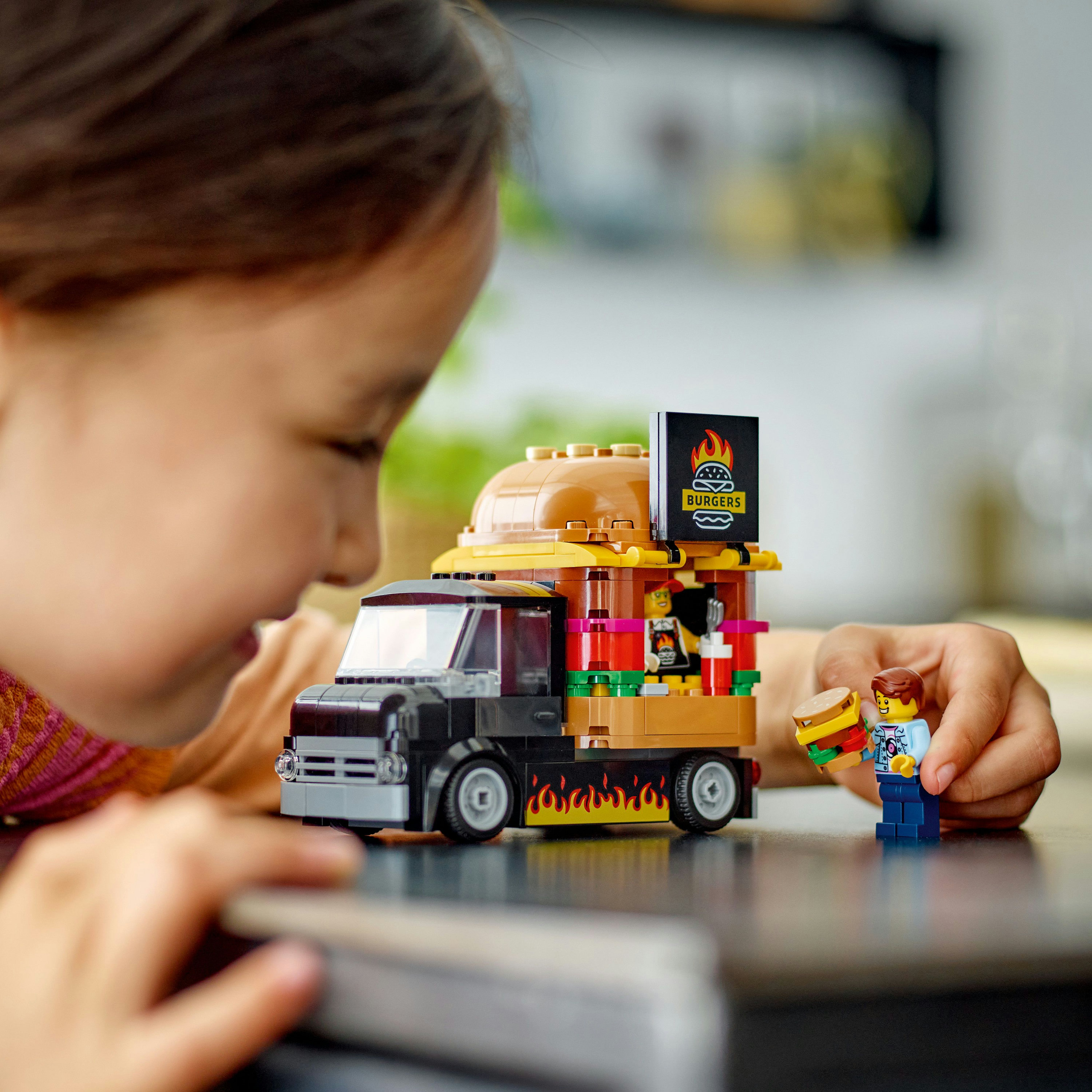 Конструктор LEGO City Вантажівка з гамбургерами 194 деталей (60404) - фото 4