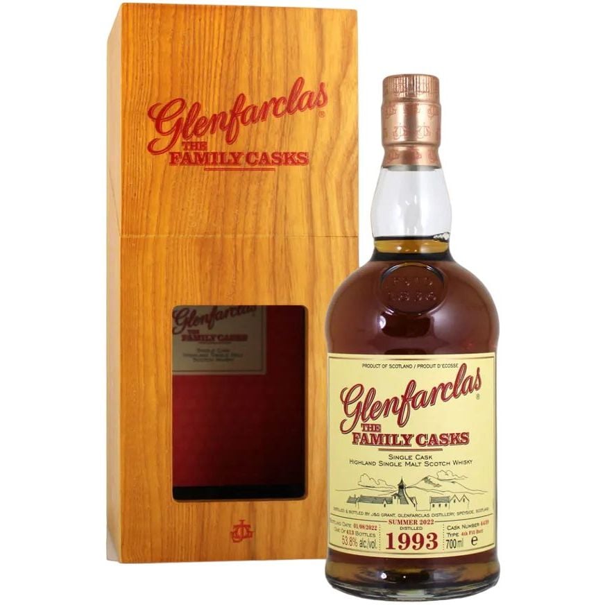 Віскі Glenfarclas The Family Cask 1993 S22 #4439 Single Malt Scotch Whisky 53.8% 0.7 л у дерев'яній коробці - фото 1