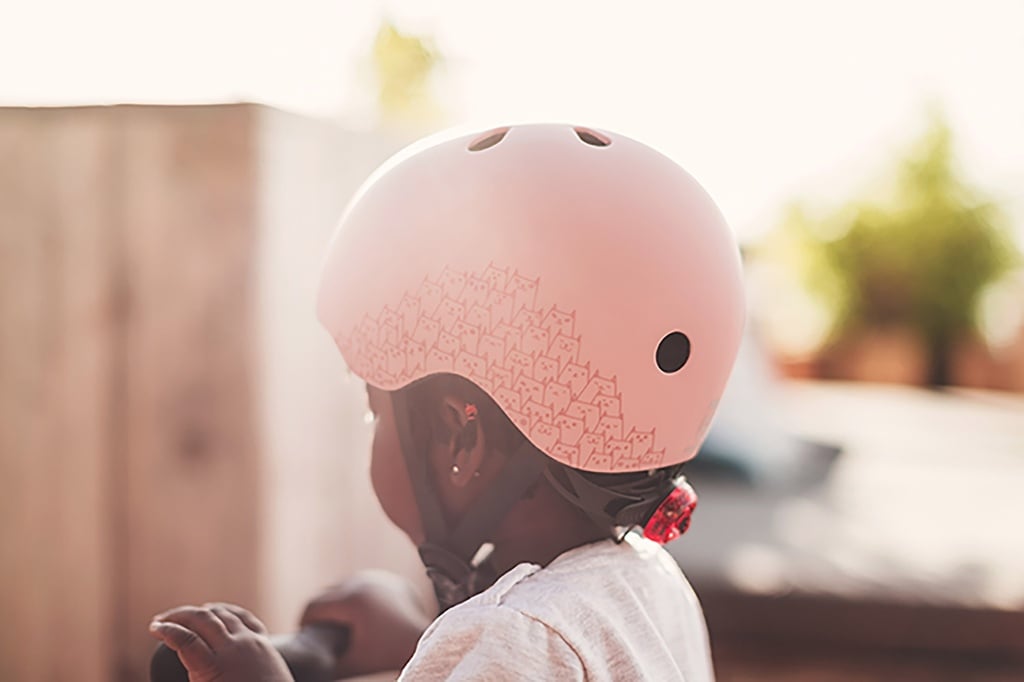 Шлем защитный Scoot and Ride светоотражающий, с фонариком, 45-51 см (XXS/XS), розовый (SR-210225-ROSE) - фото 10