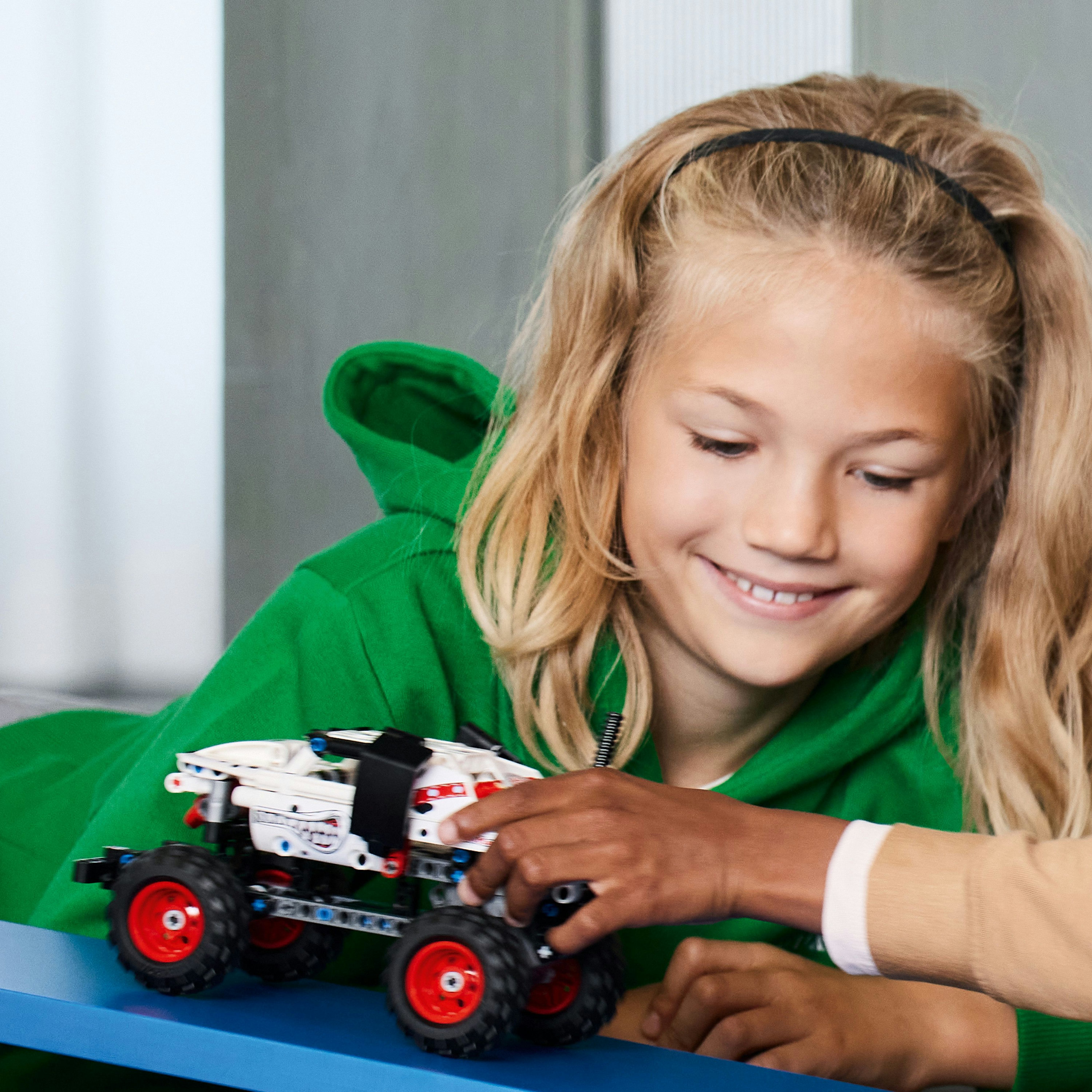 Конструктор LEGO Technic™ Monster Jam™ Monster Mutt™ Dalmatian, 244 детали (42150) - фото 3