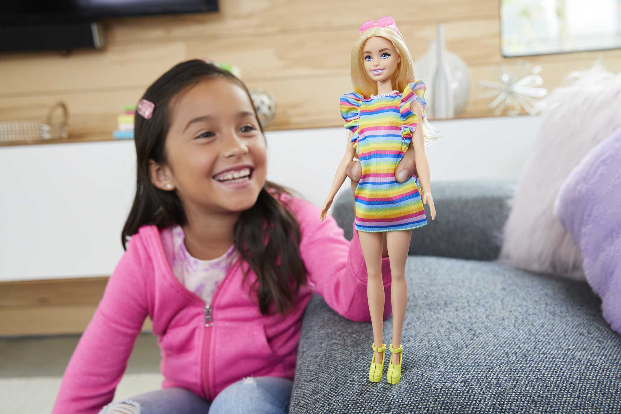 Кукла Barbie Модница с брекетами в полосатом платье (HJR96) - фото 6