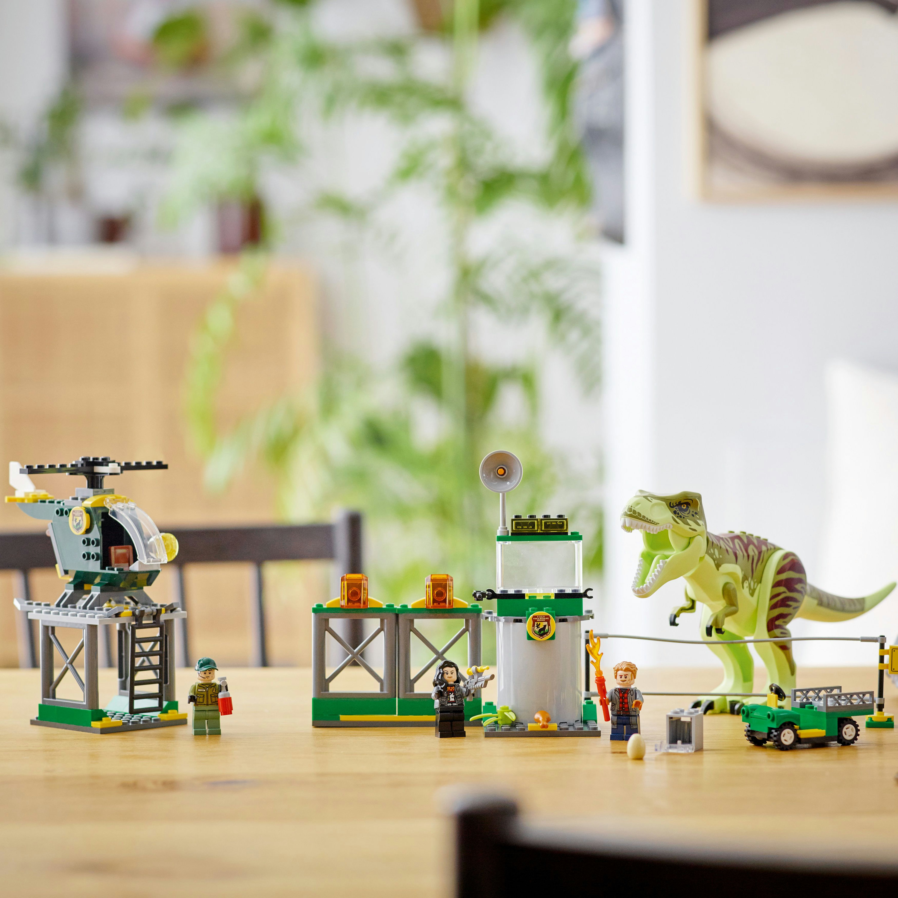 Конструктор LEGO Jurassic World Бегство Тиранозавра, 140 деталей (76944) - фото 4