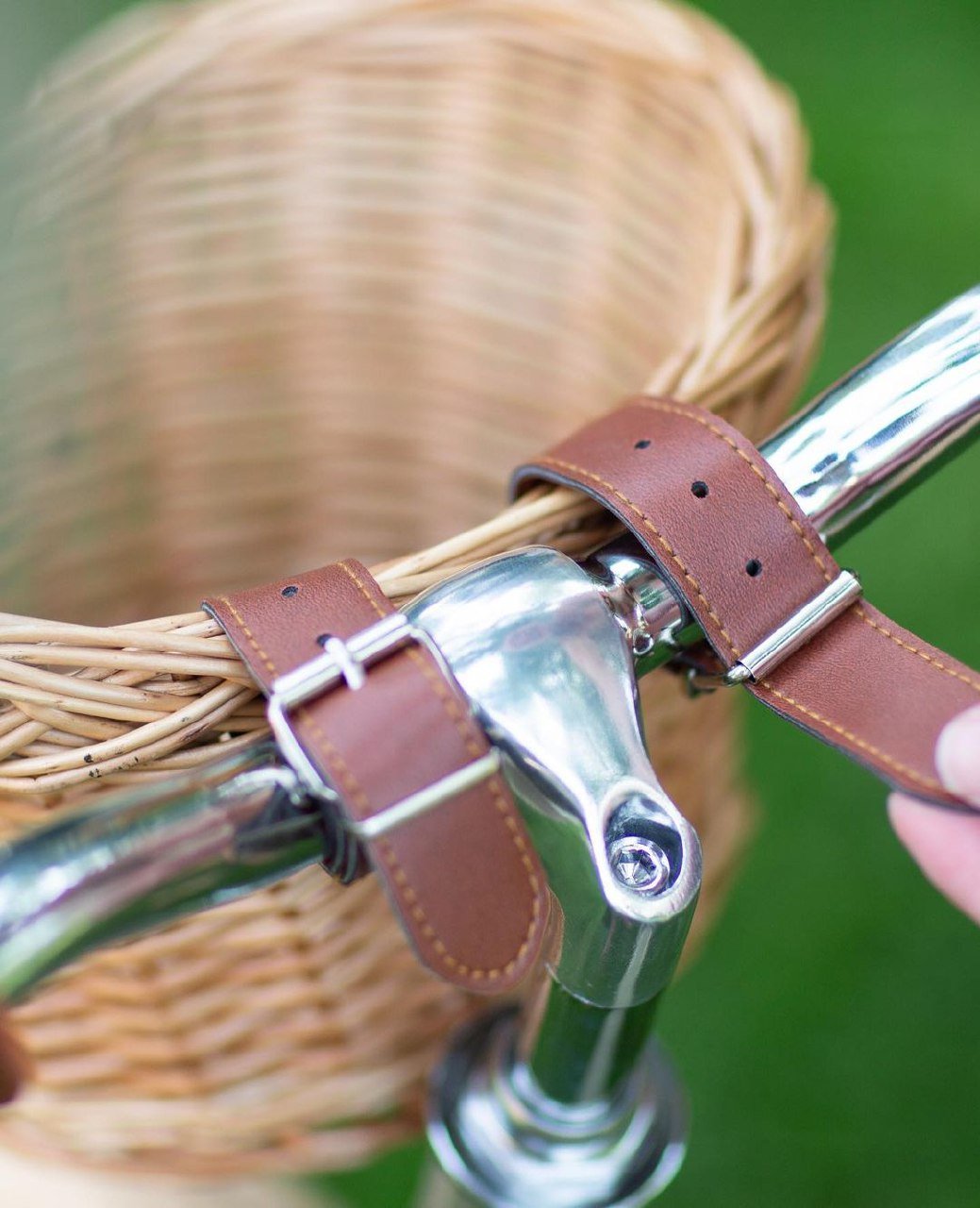 Велосипедная плетеная корзина Trybike для беговела, с кожаными ремнями (TBS-200-BSK) - фото 5