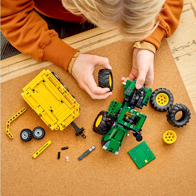 Конструктор LEGO Technic John Deere 9620R 4WD Tractor, 390 деталей (42136) - фото 11