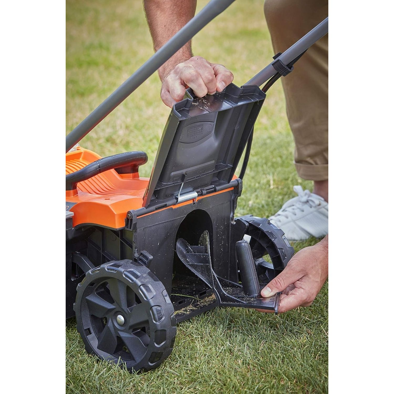 Газонокосилка Black+Decker аккумуляторная (BCMW3318L2-QW) - фото 10