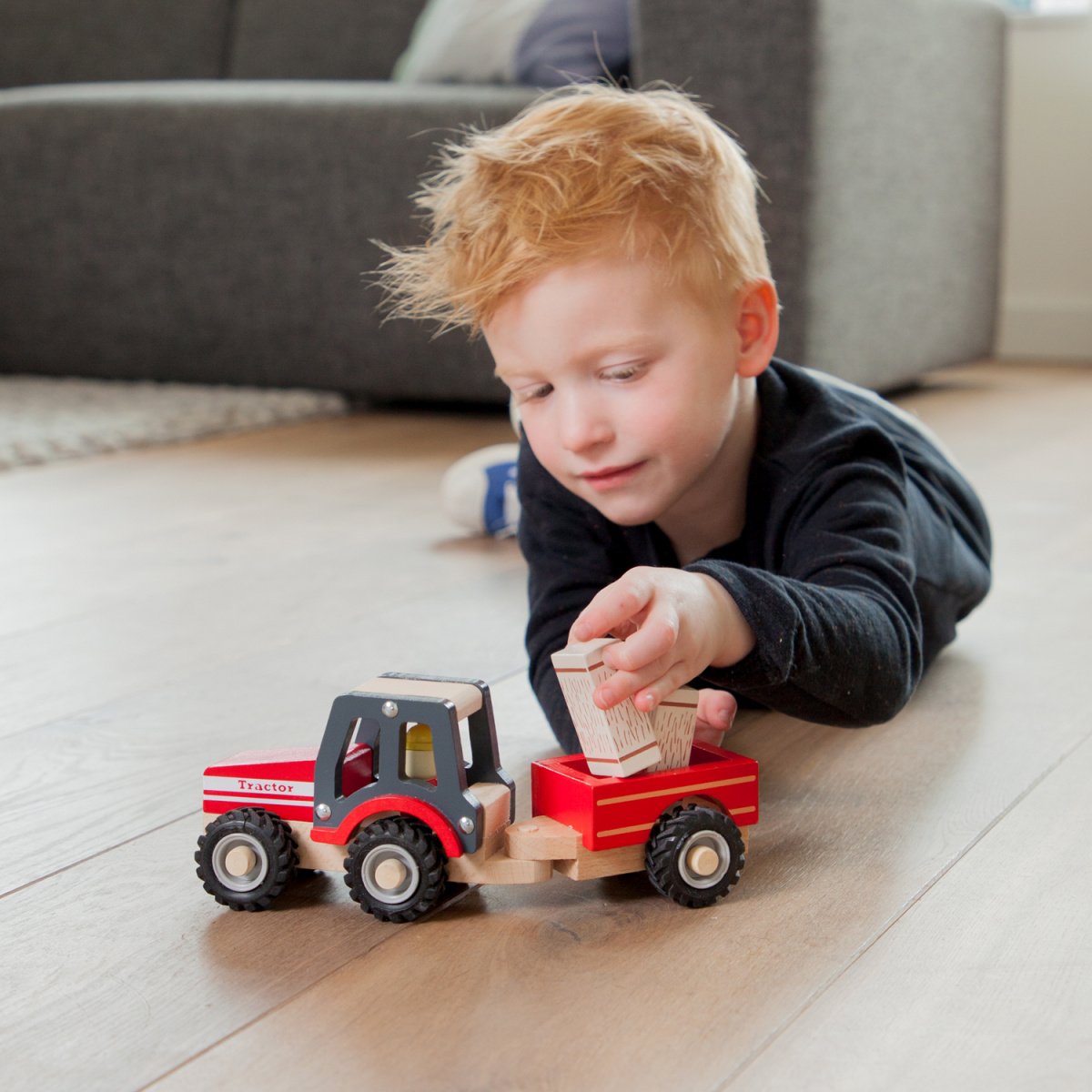 Игрушечный трактор New Classic Toys с прицепом и двумя стогами сена, красный (11943) - фото 3