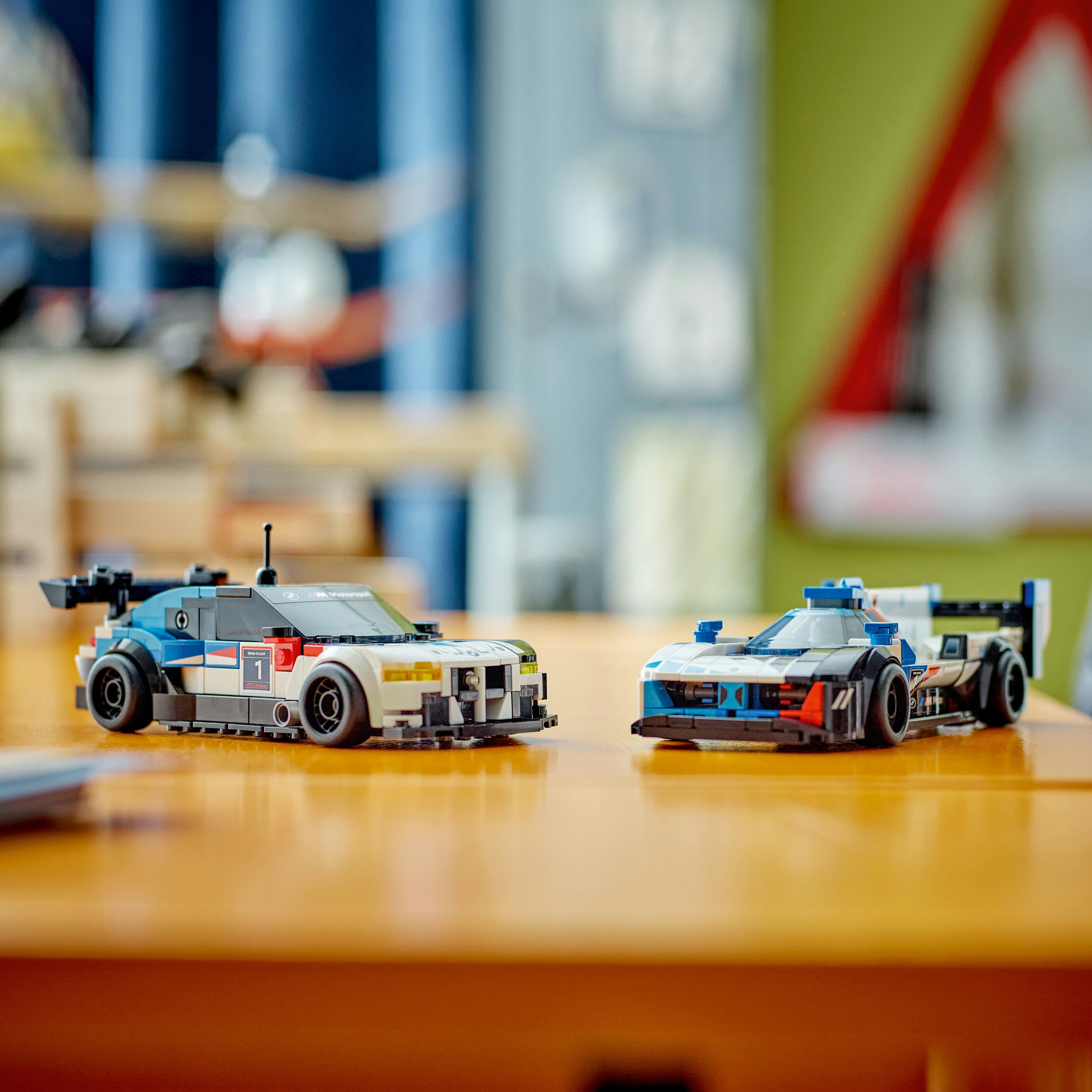 Конструктор LEGO Speed ​​Champions Автомобили для гонки BMW M4 GT3 и BMW M Hybrid V8, 676 деталей (76922) - фото 5