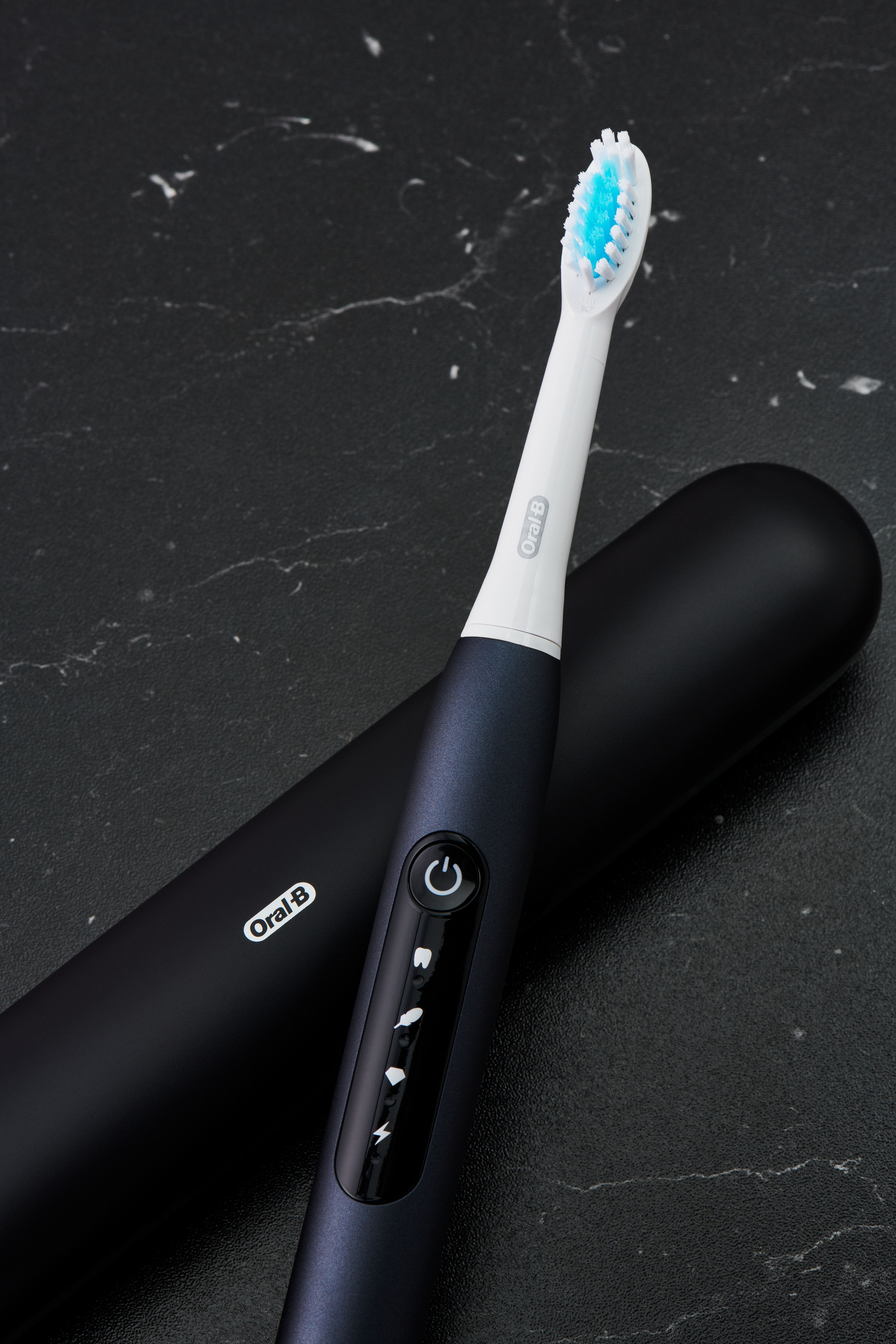 Электрическая звуковая зубная щётка Oral-B Pulsonic Slim Luxe 4500 + футляр, черная - фото 4