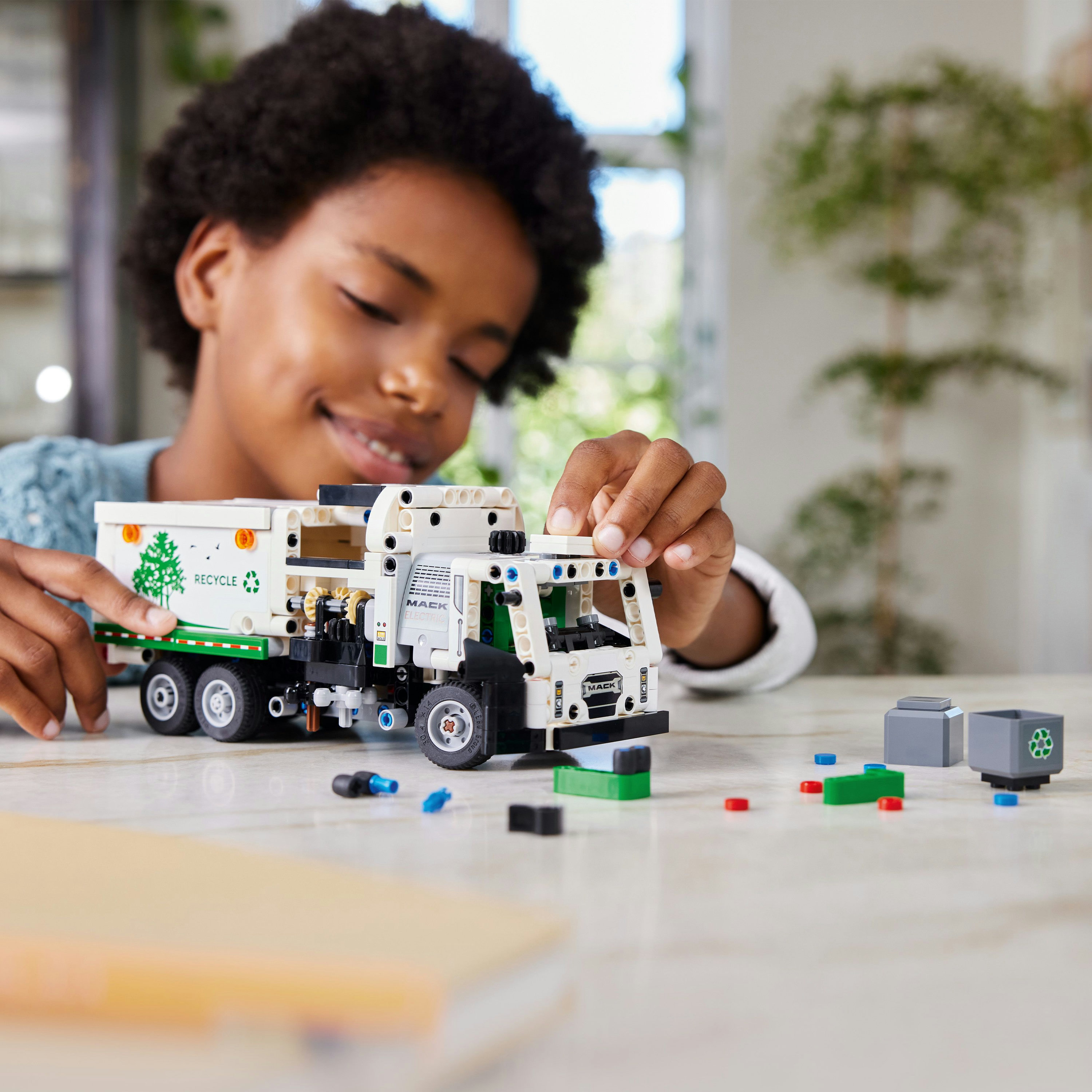 Конструктор LEGO Technic Мусоровоз Mack LR Electric 503 деталей (42167) - фото 3