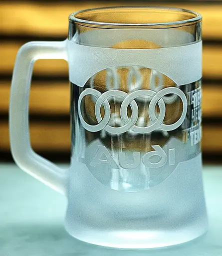 Пивний кухоль Audi 660 мл з гравіюванням Подарунок автолюбителю  Келих з логотипом авто Ауді та  легендарний слоган - фото 1