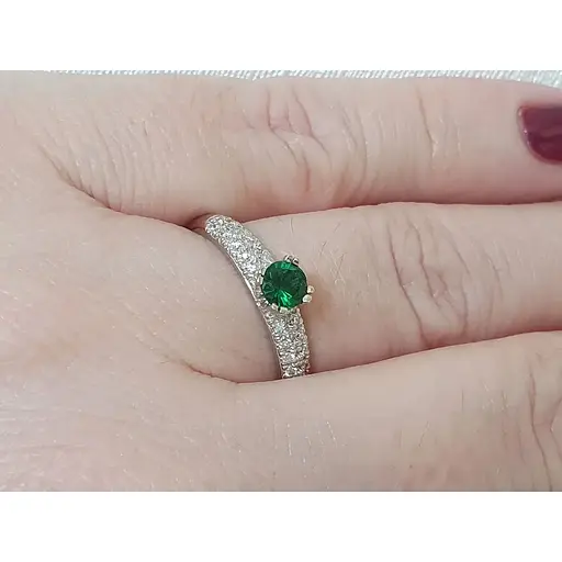 Золотое кольцо с бриллиантами и цаворитом. 121328 18,5 - фото 6