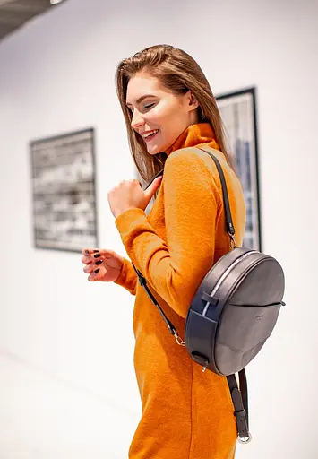 Шкіряна жіноча кругла сумка-рюкзак Maxi темно-синя - фото 8