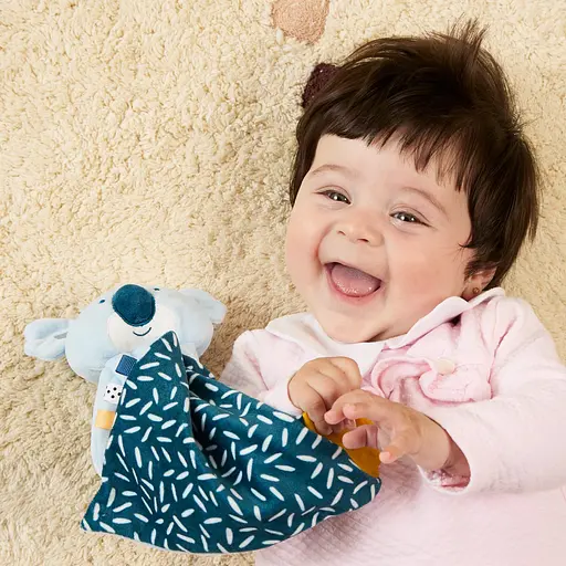 Подарочный набор в коробке (текстильный комфортер и погремушка) Miniland Baby Koala Gift (97380) - фото 5