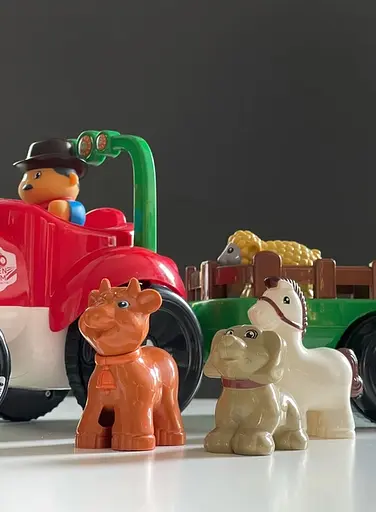 Трактор М 5572 UA с прицепом,36см, муз/звук-укр. стихи, песни, в коробке (6903317314072) МИКС - фото 7