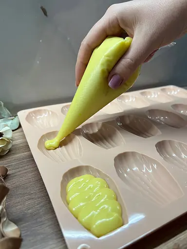 Форма силиконовая для выпечки печенья Мадлен на 18 ракушек 32х24х1.4 см C381, Kitchen Master Бежевый 87171 - фото 2