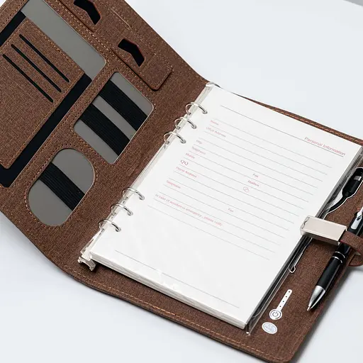 Текстильний коричневий бізнес щоденник-органайзер з бездротовою зарядкою з вбудованим Powerbank і флешкою з ручкою в коробці із якісного картону - фото 6