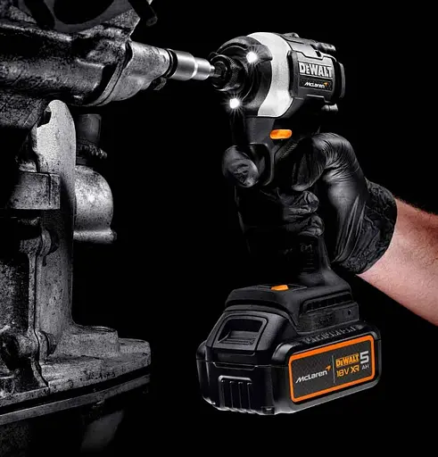 Шуруповерт ударный DeWalt McLaren F1 Team Limited Edition с АКБ и ЗУ DCF85MP2T - фото 8