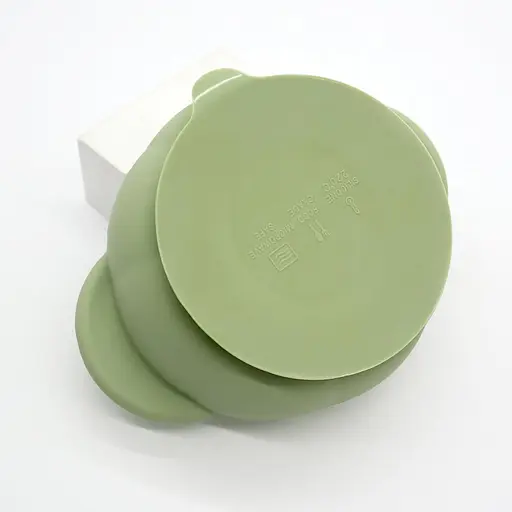 Набор силиконовой детской посуды Cheeks для прикорма на присосках из пищевого силикона оливковый с грызунком прорезывателем-погремушкой Жираф - фото 10