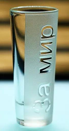 Подарочная стеклянная рюмка 60 мл с гравировкой   За Мир - фото 2