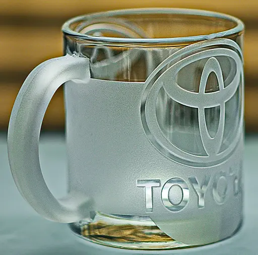 Скляна чашка Toyota Тойота 320 мл з гравіюванням Подарунок автолюбителю кружка для чаю та кави з лого  авто та  легендарний слоган - фото 2