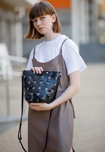 Шкіряна плетена жіноча сумка Пазл M чорна Krast - фото 6