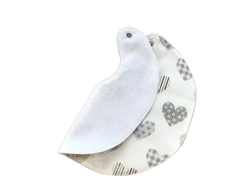 Непромокаемый слюнявчик Moontime "Сердечки" - фото 2