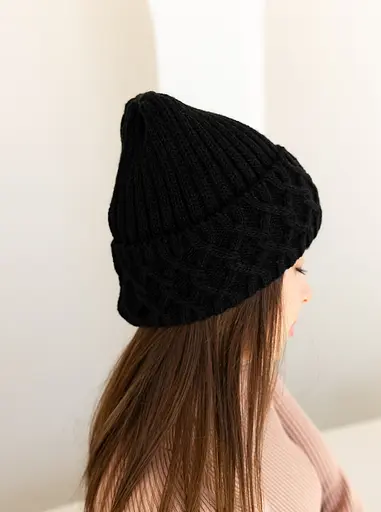 Женская зимняя шапка Виктория из шерсти 20% с узором и флисовой подкладкой Черный - фото 2