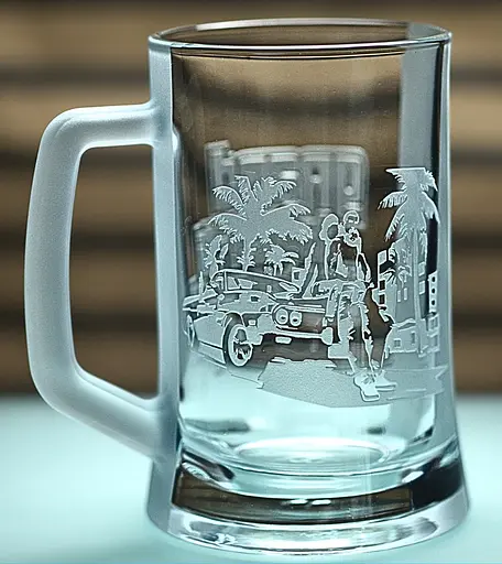 Пивний келих з ручкою 660 мл ГТАз гравіюванням  кружка Grand Theft Auto Подарунок геймеру GTA - фото 1