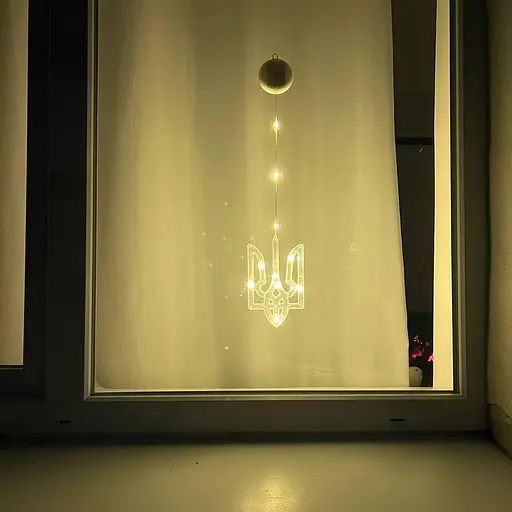 Светодиодная гирлянда Sun Lamp фигурка Украинский Тризуб 10лед на батарейках 3ААА и присоске на окно или стену - фото 3