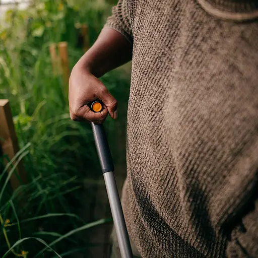 Граблі металеві Fiskars Ergonomic 36 см з ергономічною ручкою 150 см (1077112) - фото 5